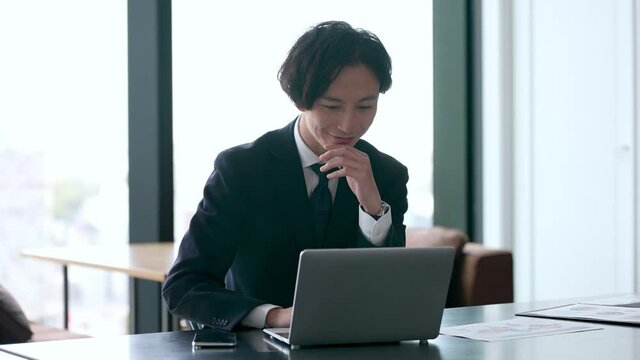 オフィスでパソコンを使うビジネスマン