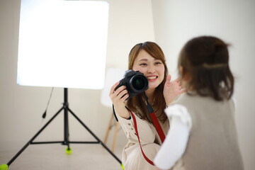 笑顔の女性カメラマン