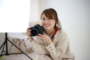 笑顔の女性カメラマン