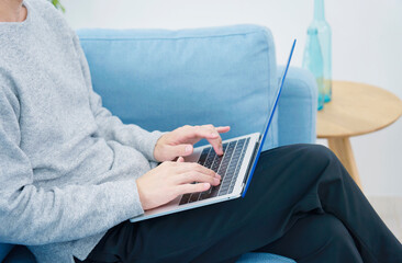 Naklejka premium 男性 パソコン リビング 顔なし