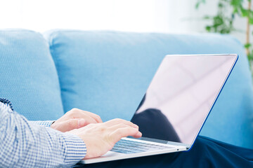 Fototapeta premium 男性 パソコン リビング 顔なし