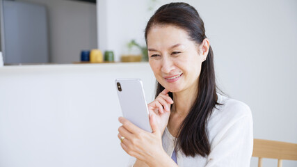 スマホを使うシニア女性