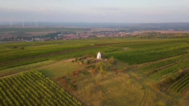 Luftaufnahme Drohnenpanorama eines Flonheimer Trullos und der Weinberge Rheinhessens mit Sonneruntergang im Herbst, Rheinland Pfalz nahe Alzey