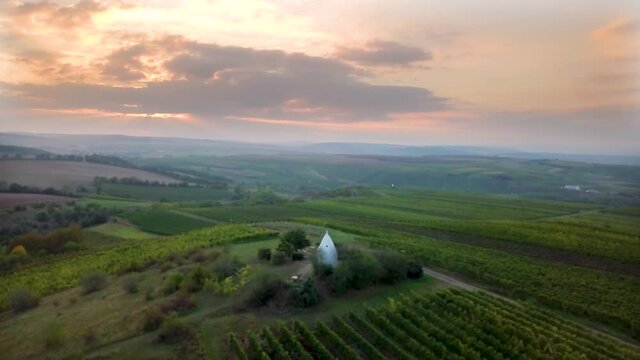 Luftaufnahme Drohnenpanorama eines Flonheimer Trullos und der Weinberge Rheinhessens mit Sonneruntergang im Herbst, Rheinland Pfalz nahe Alzey