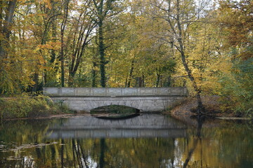 Fototapeta na wymiar Brücke an einem kleinen Teich im Schlosspark Albrechtsberg