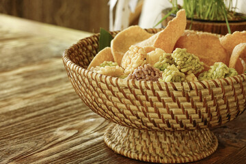 Obraz premium basket of Crispy rice cake for appetizer
