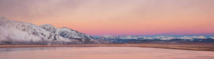 Fototapeta na wymiar Lake in Sierra Nevada
