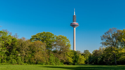 Der Fernmeldeturm in Frankfurt am Main bei wolkemlosen Himmel auch genannt "Europaturm" oder "Ginnheimer Spargel" © Frank Wagner