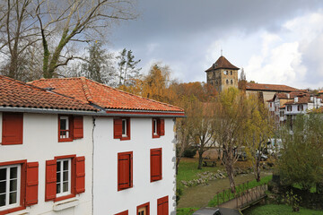 Fototapeta na wymiar iglesia campanario torre casa al lado del rio de espelette pueblo vasco francés francia 4M0A8325-as21