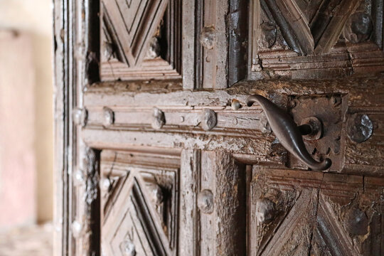 manilla de la puerta antigua de madera  iglesia de espelete entrada p&oacute;rtico exterior 4M0A8436-as21