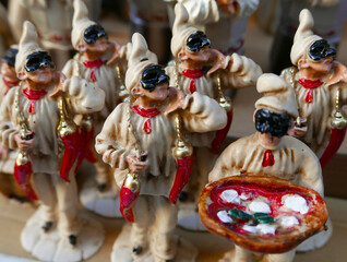 statuine napoletane di pulcinella con corni e pizza