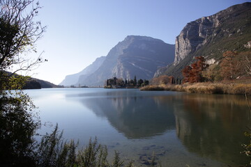 panorama del lago Toblino e del castel Toblino