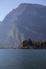 Vista del lago Toblino e del castel Toblino