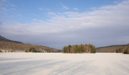 Fototapeta na wymiar In december, icy lake in the Canadian winter in the province of Quebec