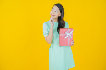 Fototapeta premium Portrait beautiful young asian woman smile with red gift box
