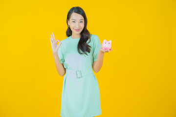 Fototapeta na wymiar Portrait beautiful young asian woman with piggy bank