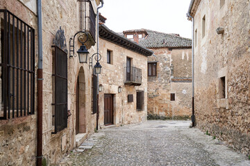 Fototapeta na wymiar streets of the medieval town of Segovia