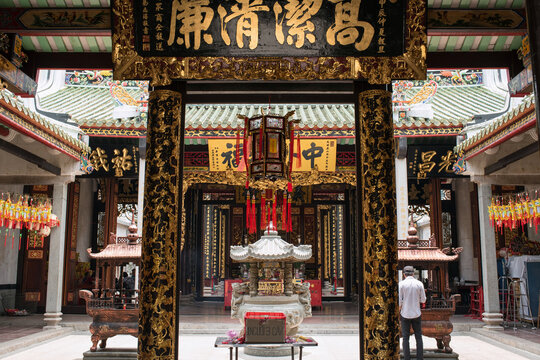 Nghia An Hoi Quan Pagoda in Cho Lon District, Saigon, Vietnam　ホーチミン・チョロンの寺院 義安會館