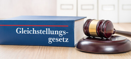 Gesetzbuch mit einem Richterhammer - Gleichstellungsgesetz - obrazy, fototapety, plakaty