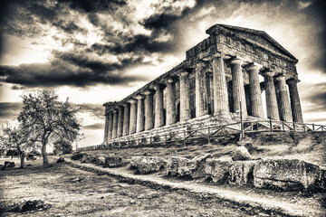 Obraz premium Temple of Concordia in the Valley of the Temples at sunset in Agrigento - Sicily, Italy.