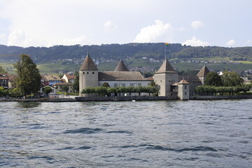 Chateau de Rolle et village de Mont-sur-Rolle vue depuis le lac Léman