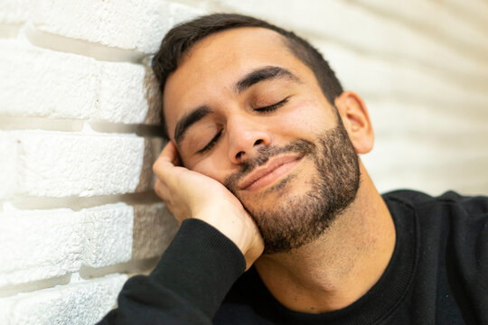 Retratos En Primer Plano De Un Chico Joven Con Caras Divertidas