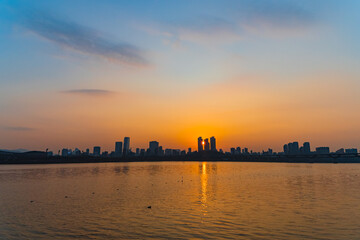 해질무렵 겨울 강의 풍경과 스카이라인