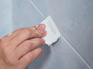 Image of the process of filling the seams of tiled mosaic.