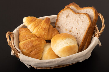 朝食パン(クロワッサン　バーターロール　くるみパン)