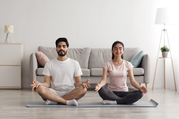 Obraz premium Healthy lifestyle during covid-19 quarantine, relax, vitality and sports at home