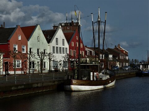 Alter Hafen mit H&auml;usern in Weener / Ostfriesland