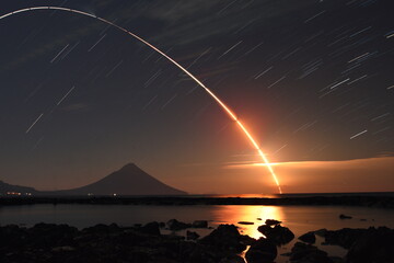 人工衛星こうのとりの打ち上げ軌跡と開聞岳
