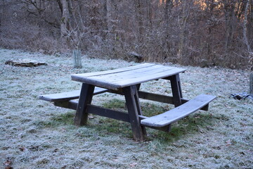 Picknicktisch im Winter