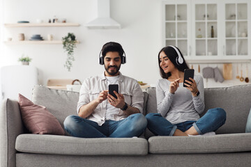 Obraz premium App for listening to music, devices and entertainment at home in free time