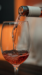 Einschenken von Rotwein