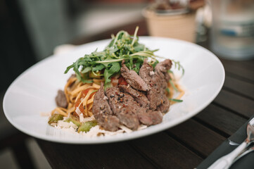 Pasta mit Rindfleisch und Rucola