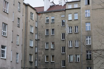 Stare zniszczone kamienice we Wrocławiu, ruiny z betonu i cegły.  © FotoDax