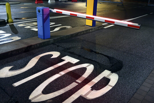 Szlaban zamykający wjazd na parking strzeżony. 