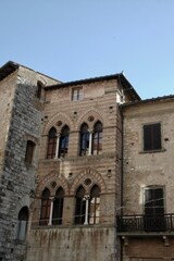 Fototapeta na wymiar Palazzo medievale nella prima piazza all'ingresso di San Gimignano . Siena . Tuscany