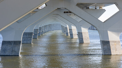 Sous le pont Samuel-de-Champlain