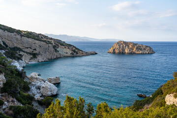 Fototapeta na wymiar Blick auf eine felsige Steilküste mit dem türkis blauen Meer und einer kleinen Insel an der Mittelmeerküste auf Kreta in Griechenland