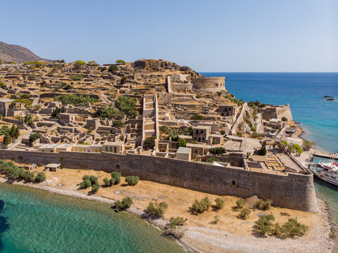 Die Insel Spinalonga vor Kreta, mit der Festung, in der fr&uuml;her Leprakranke untergebracht wurden