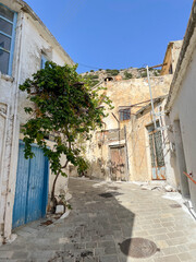 Eine kleine verwinkelte Gasse in einem Bergdorf auf Kreta, Griechenland mit altertümlichen...