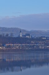 Emmersdorf an der Donau im Nebel, vertikal