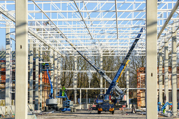 scissor platforms and telescopic crane for the assembly of metal structural frames in a new building