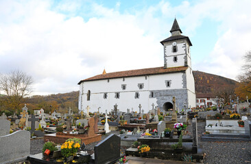 iglesia de itxassou cementerio  lápidas pueblo vasco francés francia 4M0A8525-as21