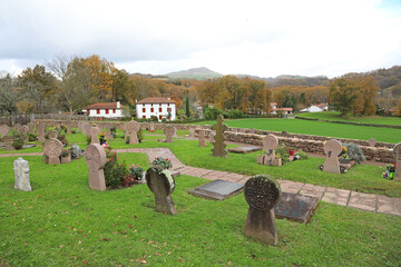 cementerio de itxassou estelas funerarias lápida  pueblo vasco francés francia 4M0A8541-as21
