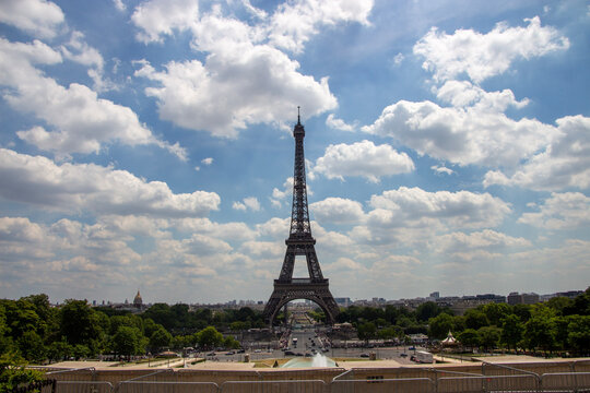 Blick auf den Eiffelturm vom Musée national de la Marine aus