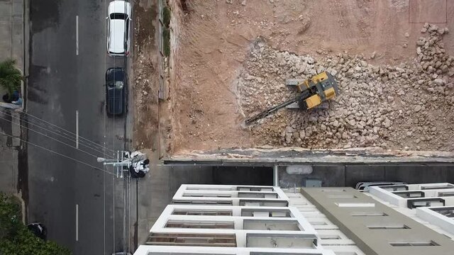 toma aerea de drone sobre una construccion de apartamento, maquinaria trabajando.