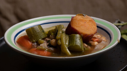 Comida Mexicana el cocido de carne de res , verduras legumbres y sabor.